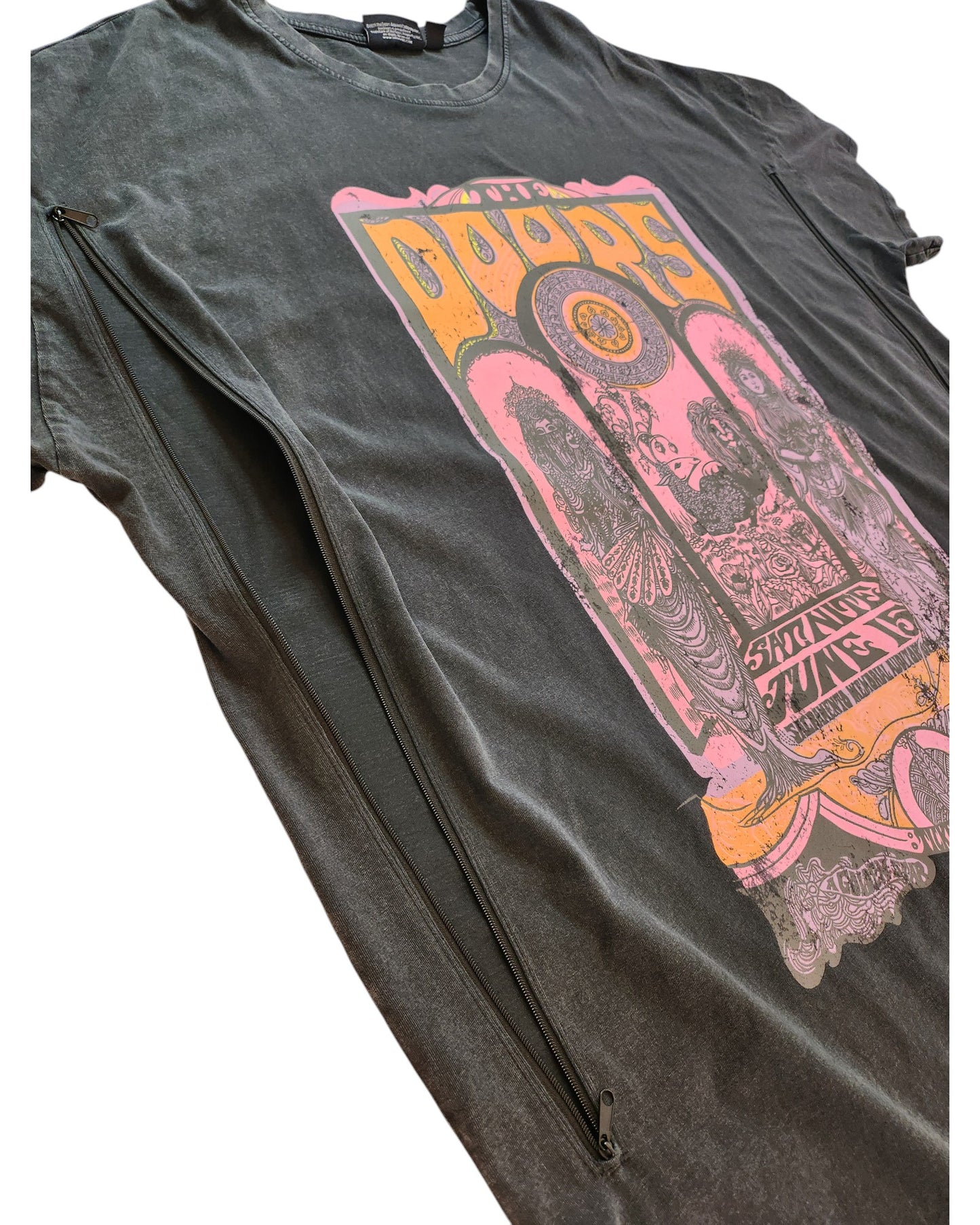The Primark Upcycled Breastfeeding & Pumping The Doors t-shirt Dress 2XL features a black vintage-style with colorful concert poster graphics and side zippers. Made from eco-friendly upcycled clothing, it’s perfect for nursing moms.