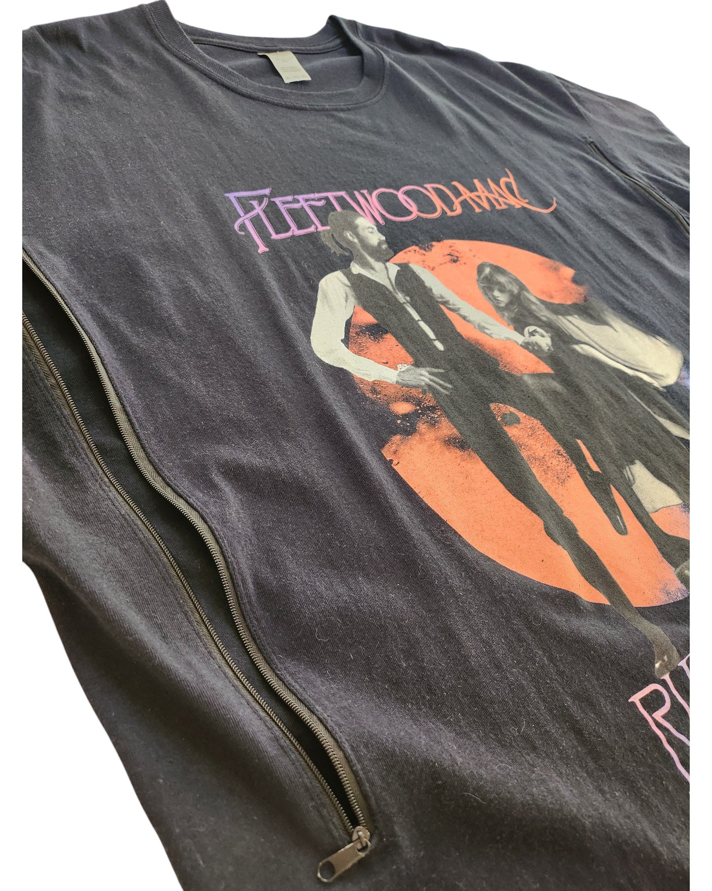 This upcycled Gildan 3XL black Rumours Fleetwood Mac band T-shirt features a graphic with the band, an orange circle, and a left seam zipper for breastfeeding or pumping.