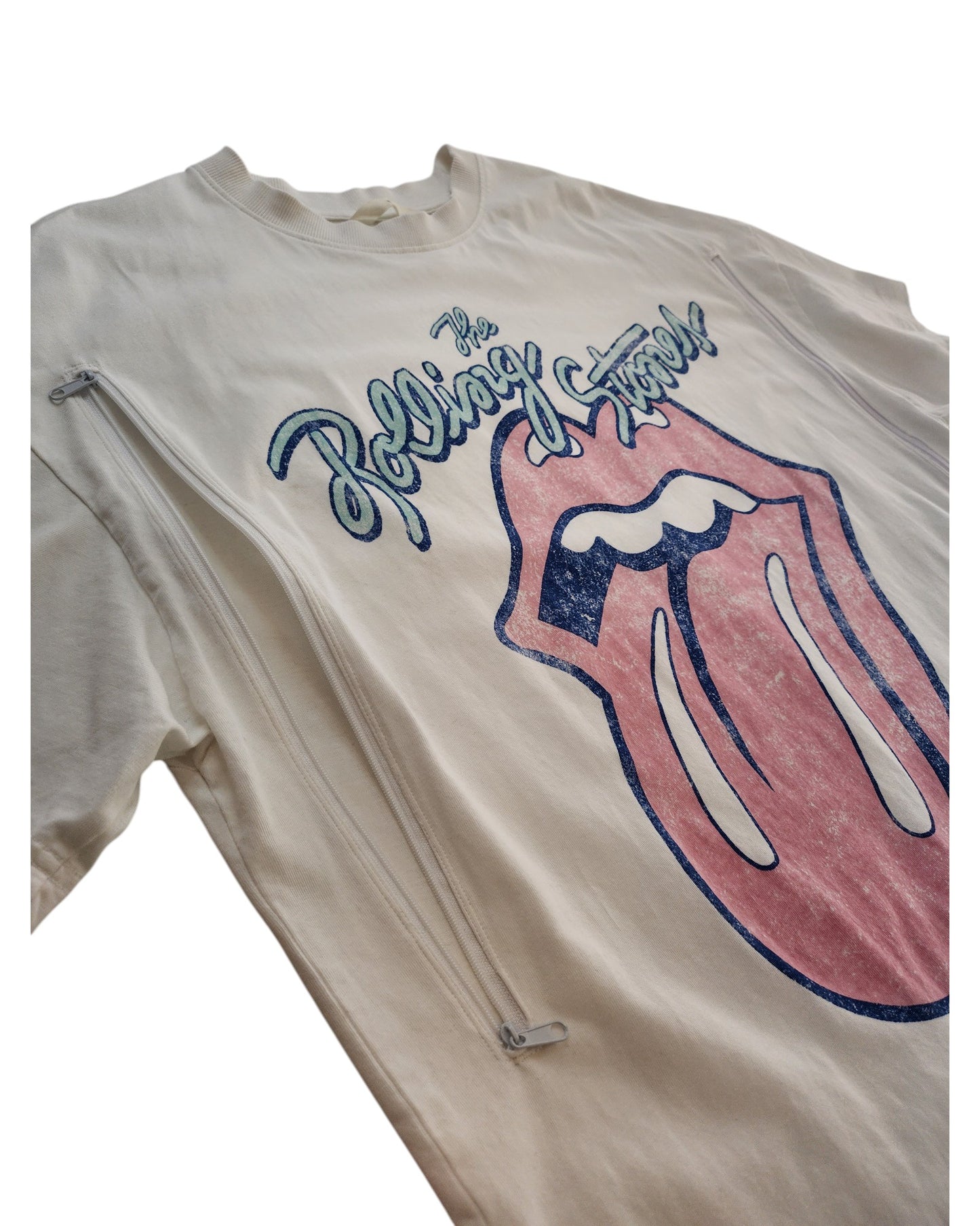 The H&M Upcycled Breastfeeding & Pumping White/Blue Rolling Stones Band T-shirt (L) features faded tongue and lips graphics plus vertical front zippers for easy nursing, combining style and functionality.