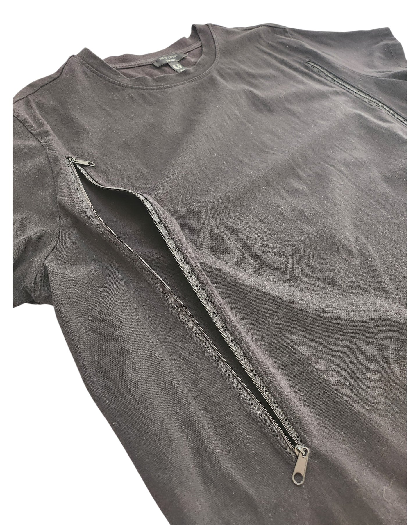 The New Look Upcycled Breastfeeding & Pumping Plain Black Maxi t-shirt dress UK22 features a diagonal, partially open zipper from shoulder to chest for stylish and unique nursing access.