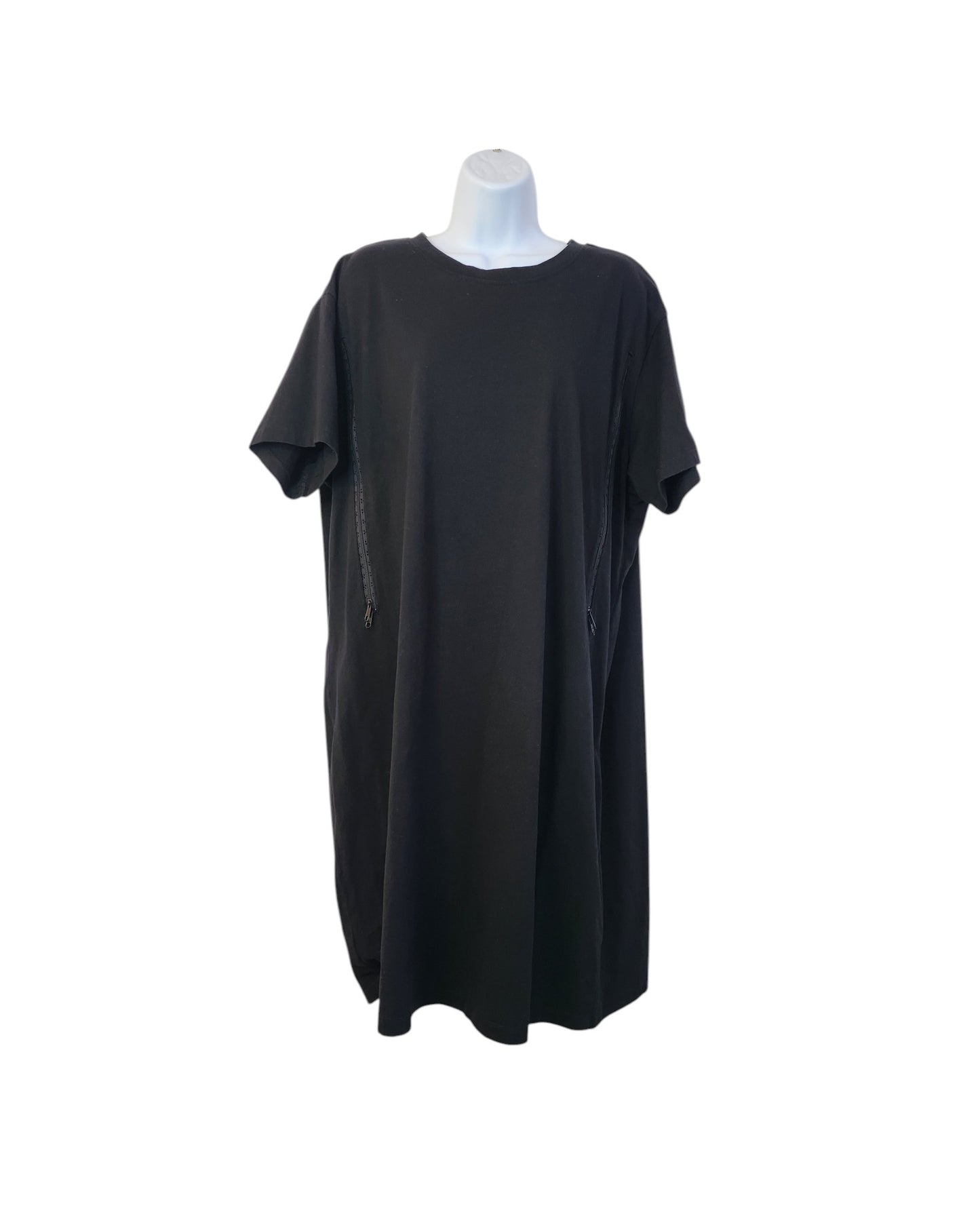 The New Look Upcycled Breastfeeding & Pumping Plain Black Midi t-shirt dress UK22, a loose-fitting, short-sleeve style made from upcycled clothing, is shown on a white mannequin torso against a plain white background.