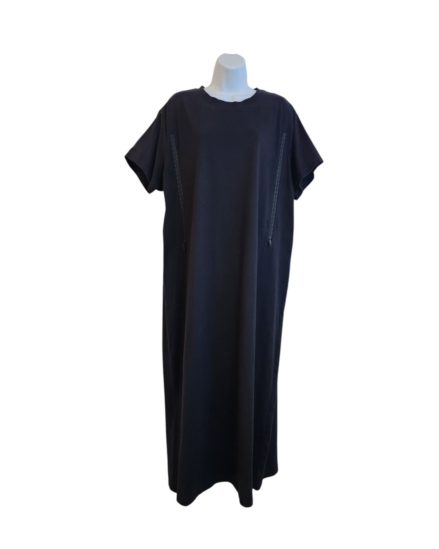 The New Look Upcycled Breastfeeding & Pumping Plain Black Maxi T-shirt Dress UK22, a loose-fitting short-sleeve style, is displayed on a white mannequin with subtle seam detailing along the front against a plain white background.
