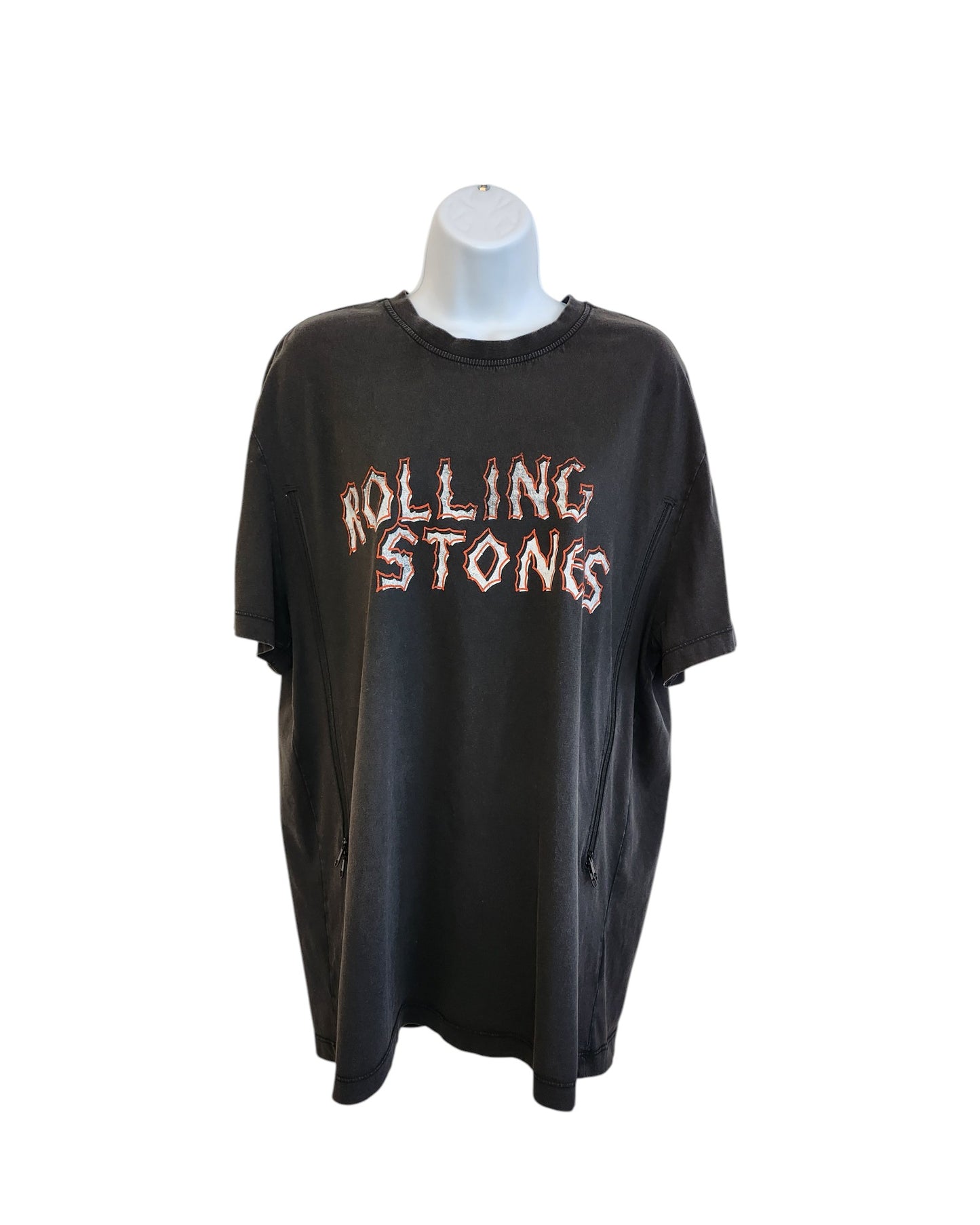 A black upcycled Primark t-shirt (size M) for breastfeeding and pumping, featuring bold, distressed ROLLING STONES text—a stylish preloved choice for music-loving moms.