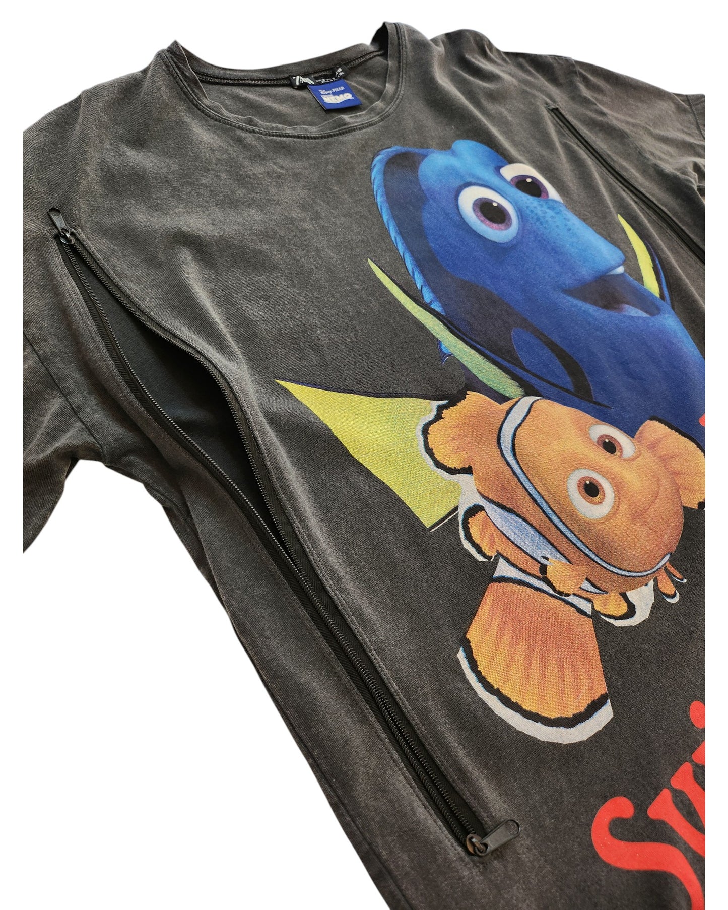 The ZARA Upcycled Breastfeeding & Pumping Nemo T-shirt M features Dory and Marlin, a diagonal zipper for easy nursing, and is perfect stylish wear for Disney-loving moms.