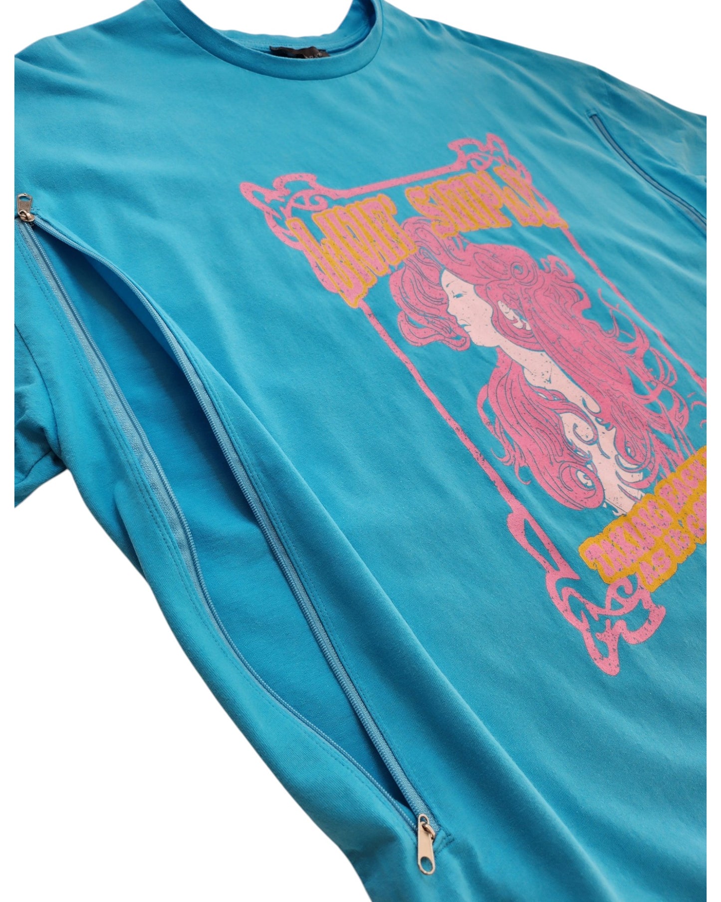 Primark’s Upcycled Breastfeeding & Pumping T-shirt in turquoise features a pink retro girl print, a diagonal zipper for easy nursing, and fits size M (UK12/14). Perfect as stylish and functional breastfeeding clothing.