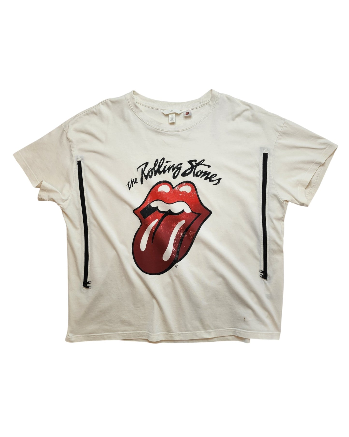 The H&M Upcycled Breastfeeding & Pumping Cream/Red The Rolling Stones T-shirt (XL) features the iconic tongue and lips logo, side zippers for easy nursing or pumping, and bold band style for stylish moms.