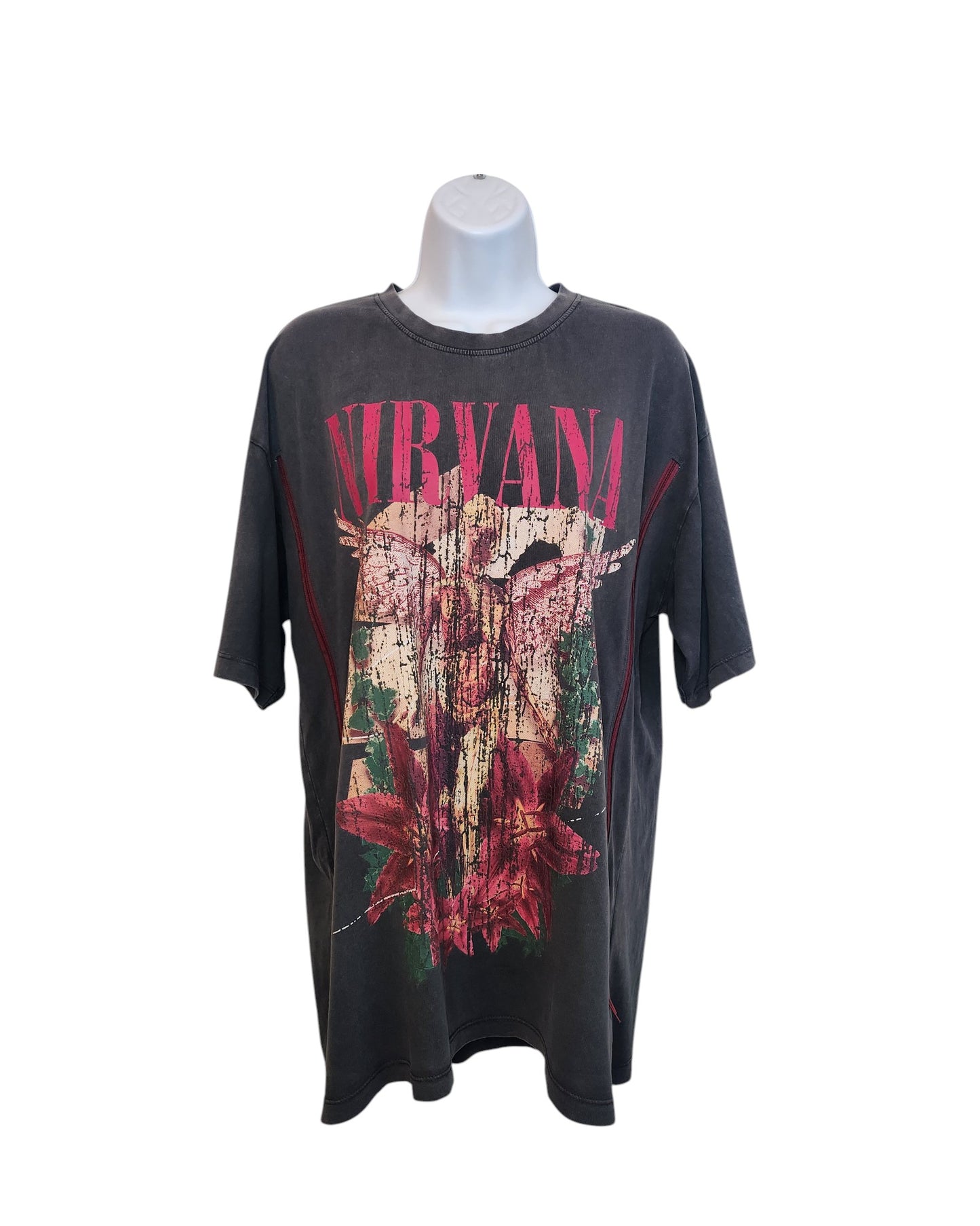 The Primark Upcycled Breastfeeding & Pumping Nirvana Band T-shirt in dark grey/red floral (XS, UK6/8) combines eco-friendly style with nursing convenience—perfect for band fans seeking sustainable fashion.