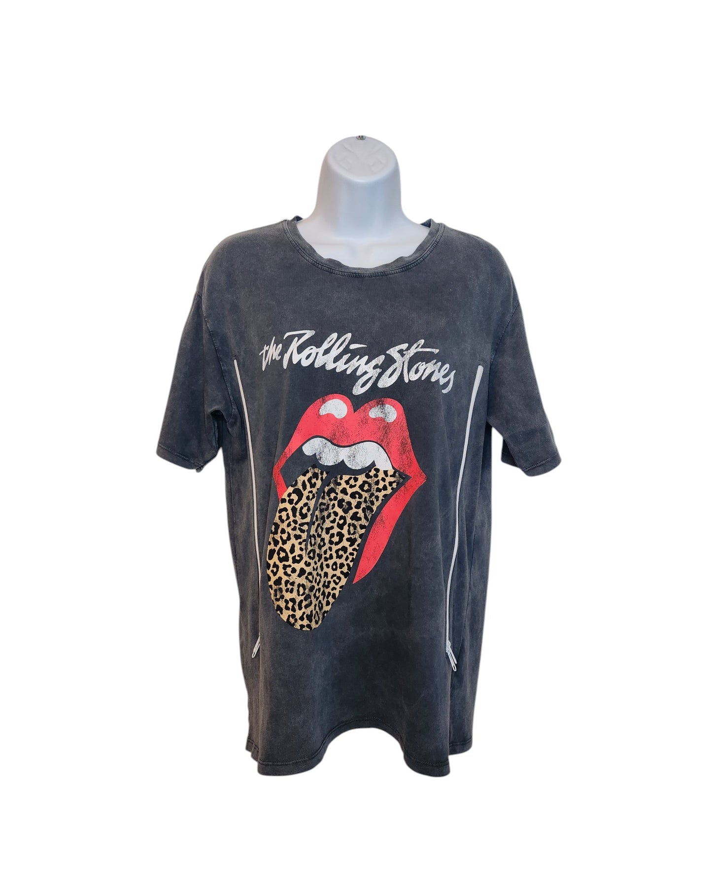 An upcycled Stradivarius Breastfeeding & Pumping Rolling Stones band T-shirt in grey with a leopard print tongue, size M. This preloved tee features the iconic lips logo and offers a unique vintage look perfect for nursing moms.