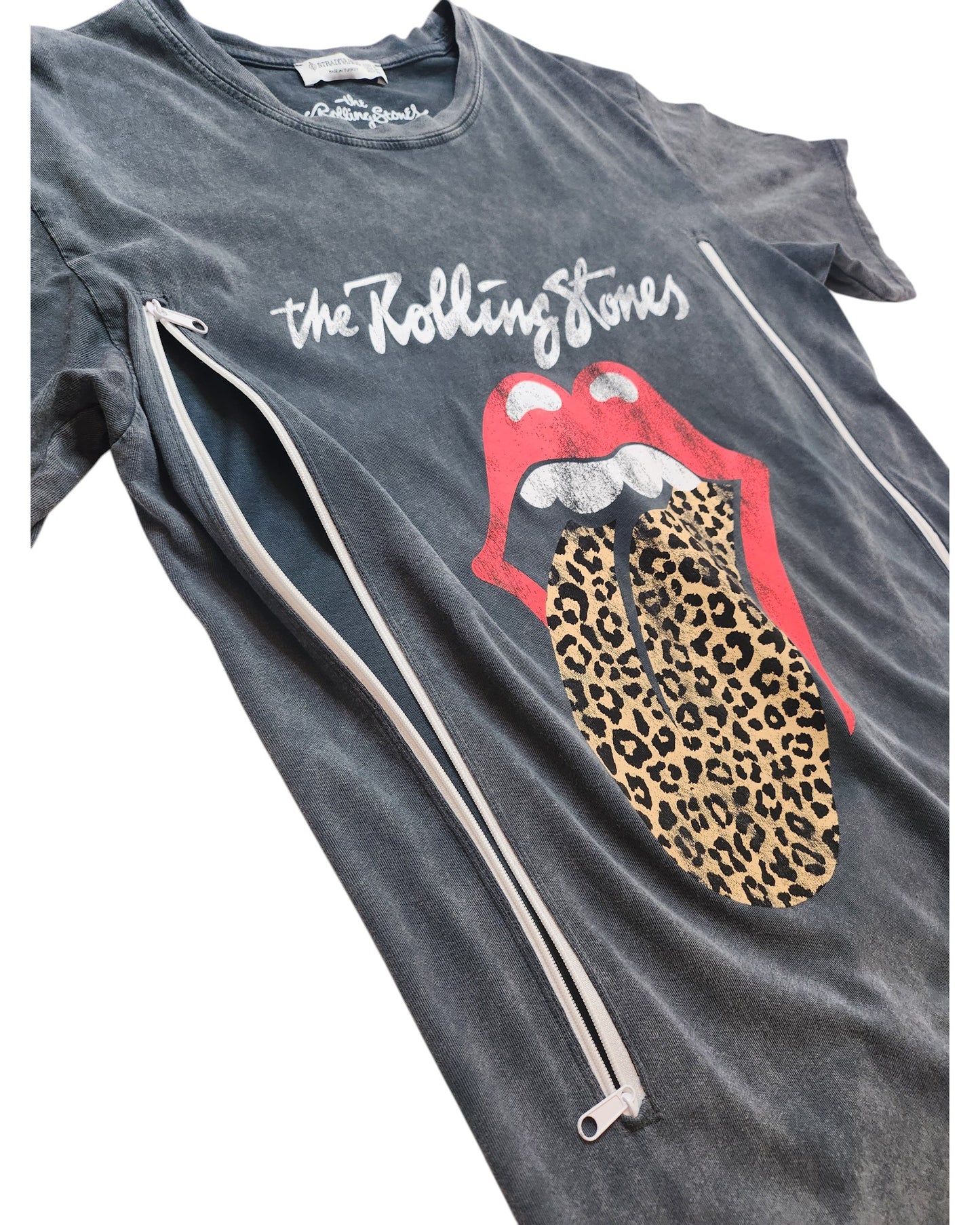 The Stradivarius Upcycled Breastfeeding & Pumping Rolling Stones Grey/Leopard Band t-shirt (M) features the iconic logo and stylish openings for nursing, making it a chic and practical choice for new moms.