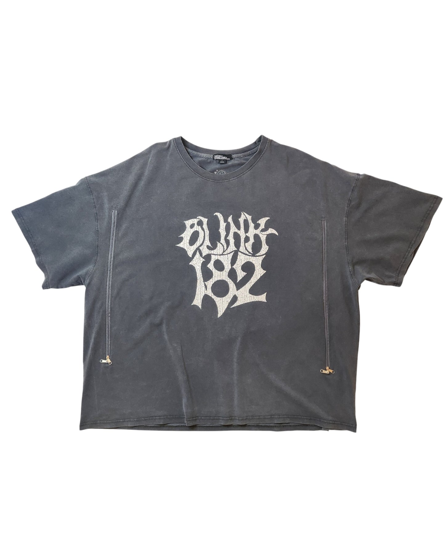 The Boohoo Upcycled Breastfeeding & Pumping Blink 182 Band T-shirt L is a black short-sleeve tee with a white Blink 182 logo and vertical zippers near the hem—ideal for nursing moms who want an edgy, upcycled look.