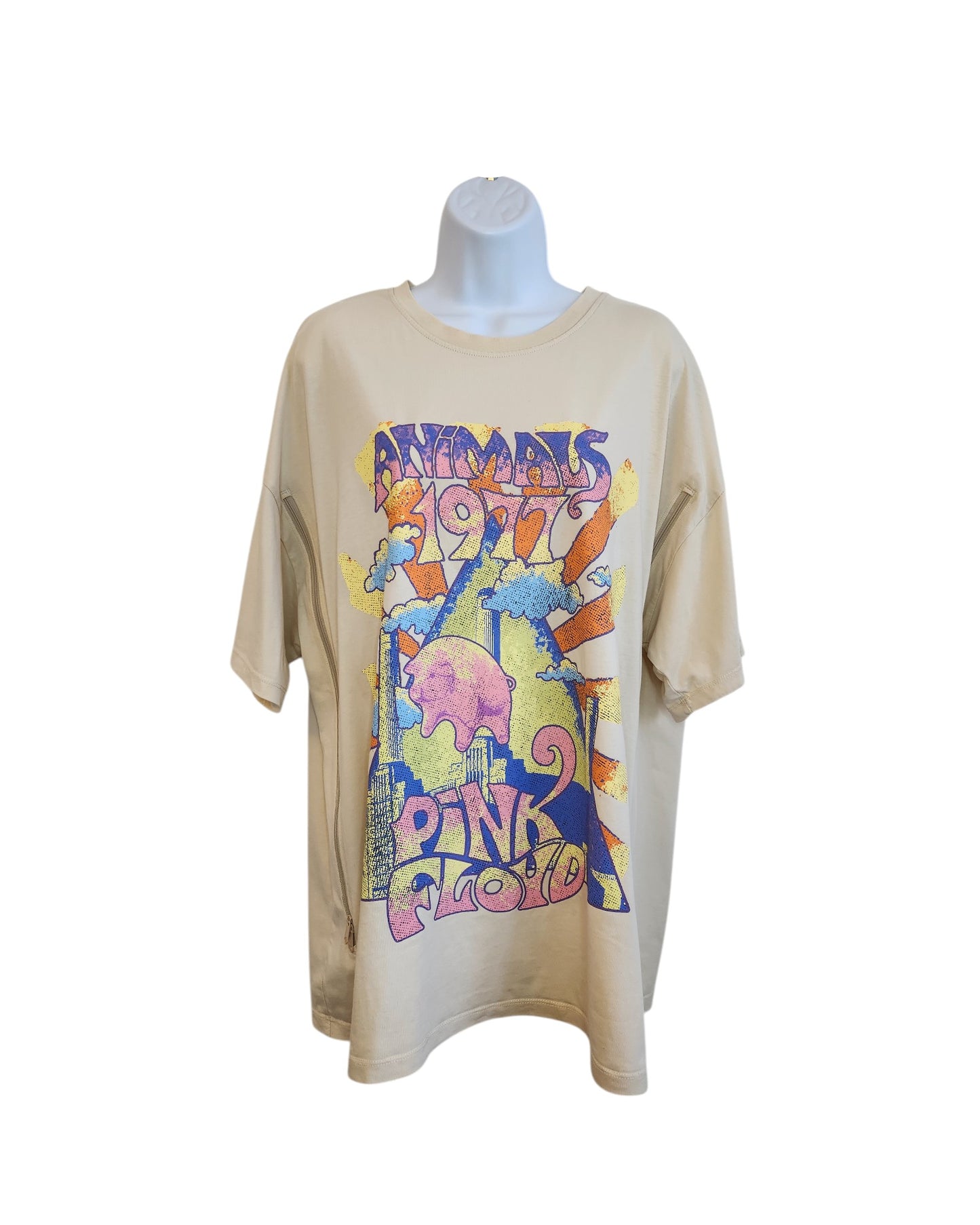 The Primark Upcycled Breastfeeding & Pumping Cream Pink Floyd 1977 Band T-shirt (L) features a vibrant Animals graphic with a pink pig and cityscape, crafted from eco-friendly materials for a sustainable wardrobe.