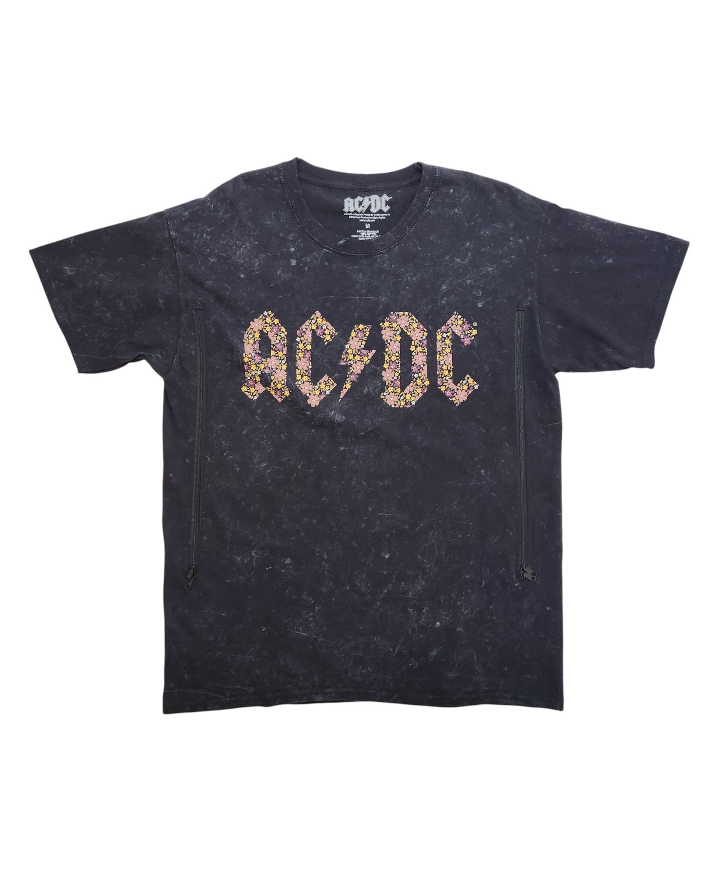 This upcycled black AC/DC T-shirt (size M) features floral “AC/DC” lettering, short sleeves, acid-wash finish, and two vertical zippers for easy breastfeeding or pumping—a unique piece for fans of preloved clothing.