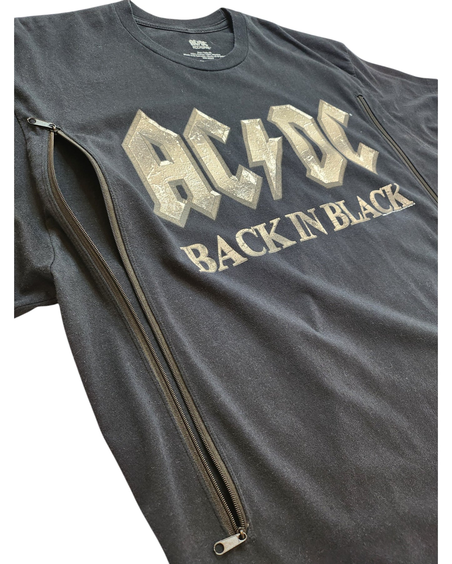 The Upcycled Breastfeeding & Pumping AC/DC Back in Black Band t-shirt (XL) features the iconic gold logo and two side zippers for easy nursing, combining rock style and practical design.