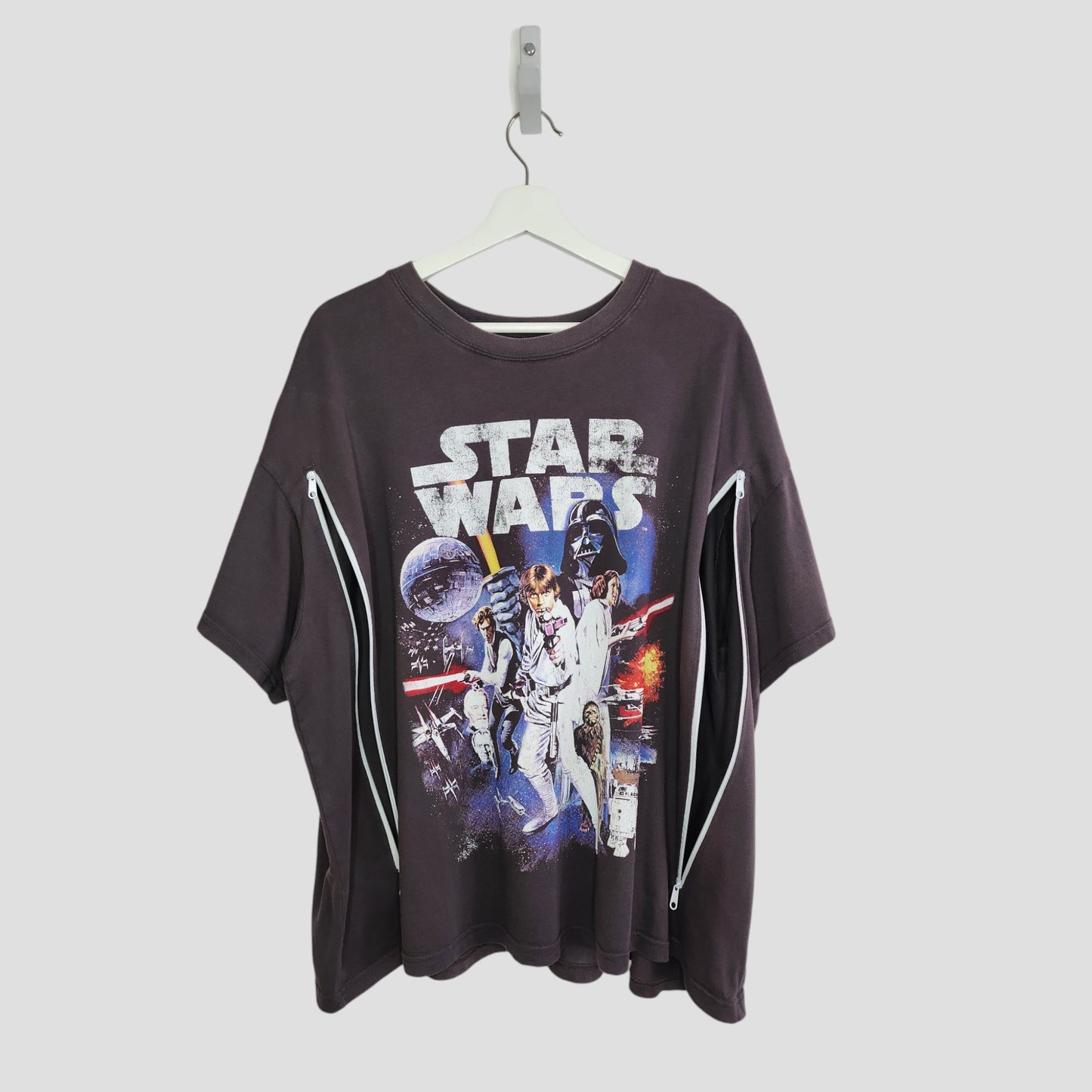 The Upcycled Breastfeeding & Pumping Grey Star Wars t-shirt XL by H&M features characters and ships, plus side zippers for nursing or pumping—making it a stylish, functional choice for fans.