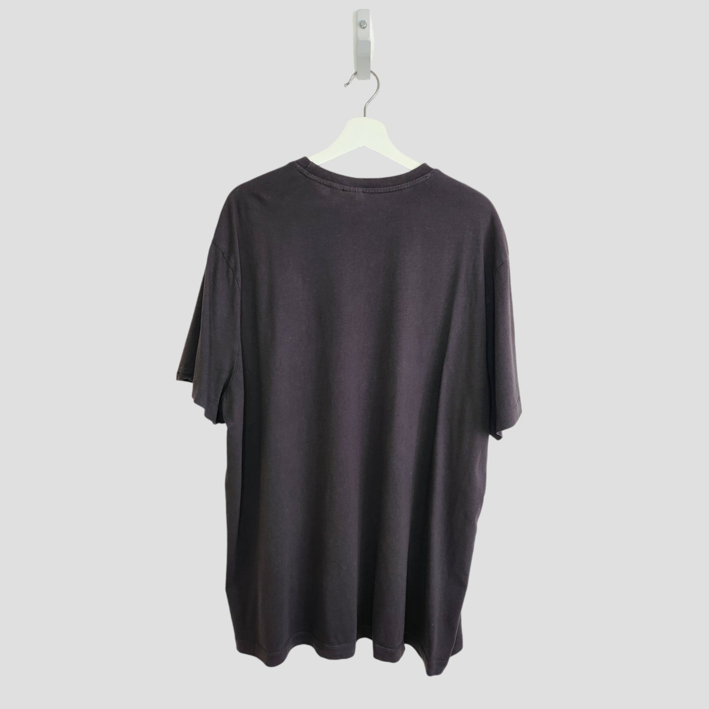 The Primark Upcycled Breastfeeding & Pumping Fleetwood Mac t-shirt in black/white (3XL) hangs on a white hanger, displayed from the back against a light gray background—a sustainable must-have for nursing moms.
