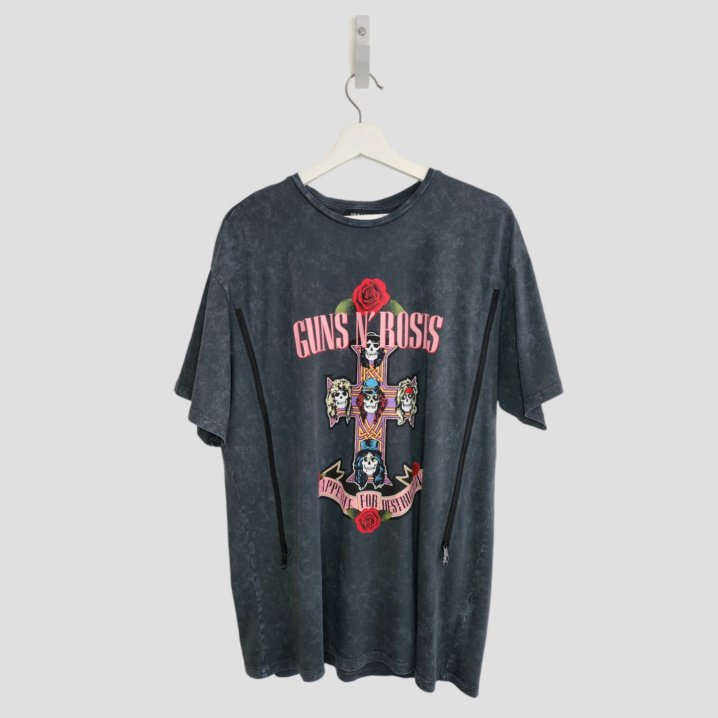 A preloved New Look Upcycled Breastfeeding & Pumping Grey Roses Cross Guns N Roses Band t-shirt (UK14) features the bands logo, skull cross design, and Appetite for Destruction album title.