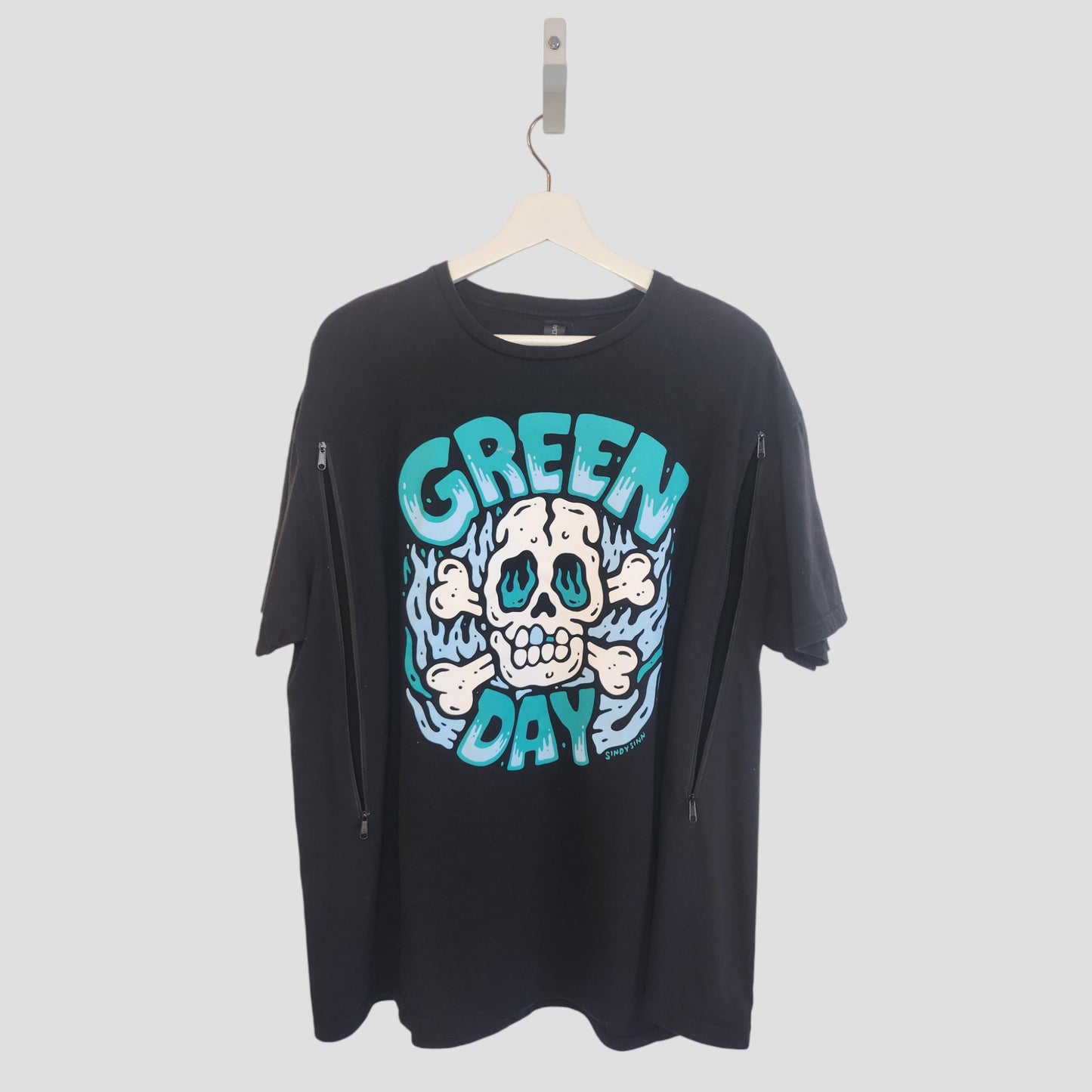 Gildan Upcycled Breastfeeding & Pumping Black Skull Green Day Band T-shirt XL: Features bold teal GREEN DAY text above/below a white cartoon skull and crossbones with blue flames—crafted from eco-friendly nursing clothes for sustainable style.