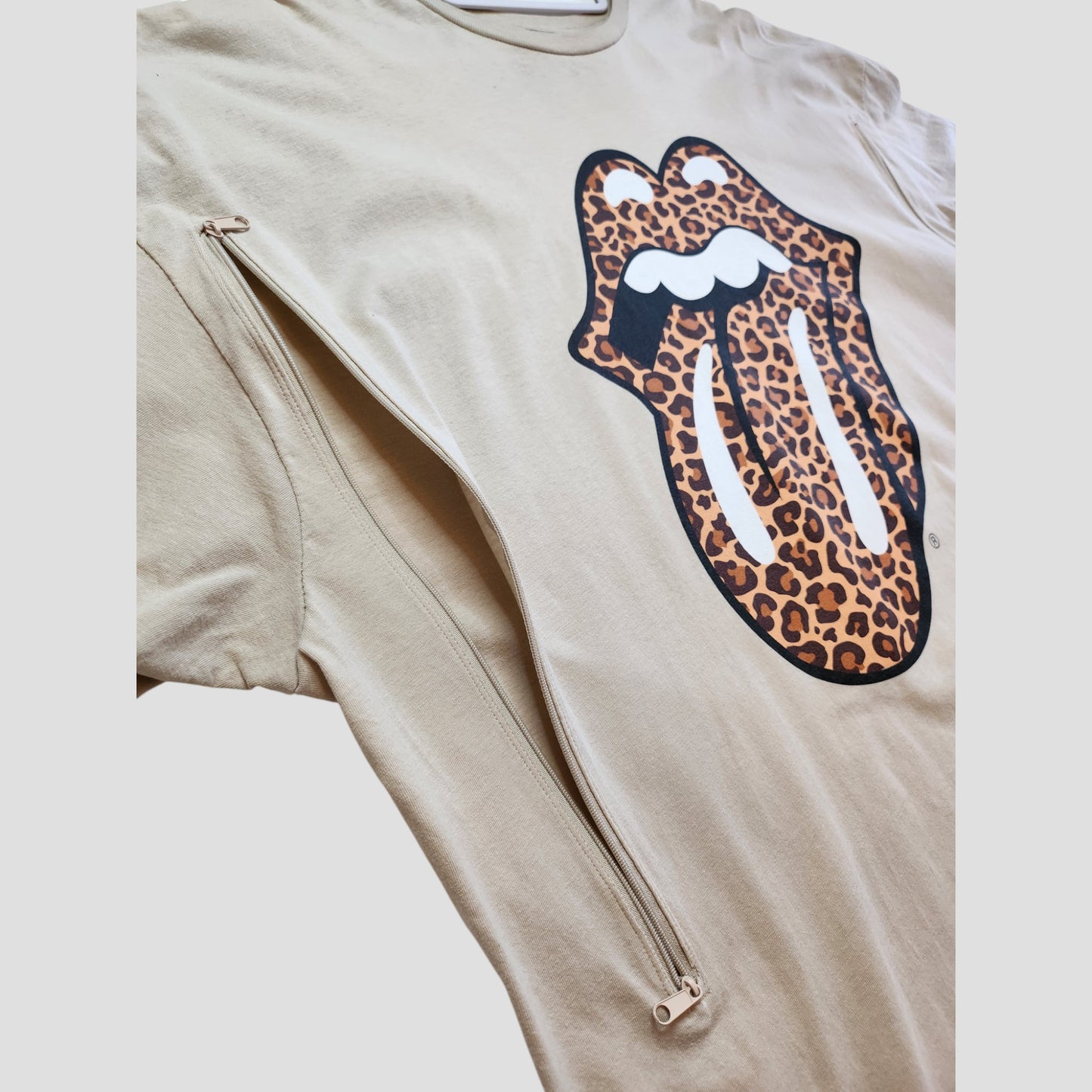 The Rolling Stones Upcycled Breastfeeding & Pumping Beige Leopard t-shirt 3XL features a leopard-print tongue and lips graphic with a diagonal zipper—an eco-friendly, upcycled maternity fashion choice for moms.