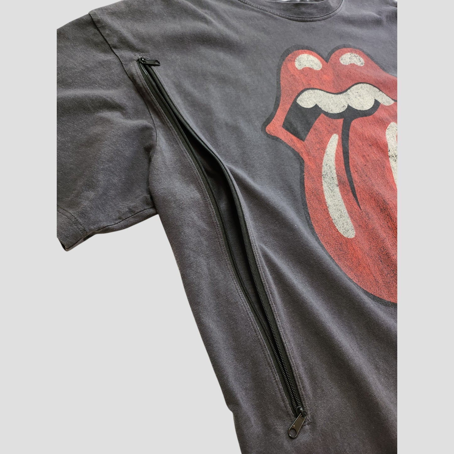 The H&M Upcycled Breastfeeding & Pumping Grey/Red The Rolling Stones T-shirt (L, 100297) features a bold mouth-and-tongue graphic and zipper, offering edgy, eco-friendly maternity style.