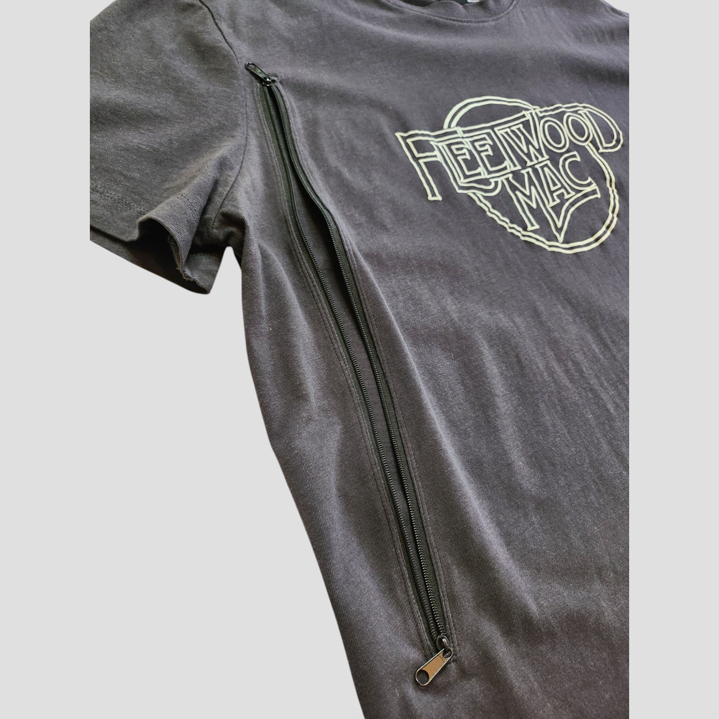 This upcycled Primark t-shirt (L/UK14/16) features a white Fleetwood Mac logo, a diagonal zipper for nursing or pumping, and is crafted from black breastfeeding wear for an eco-friendly style.