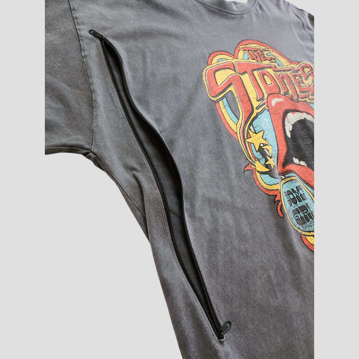 The Primark Upcycled Breastfeeding & Pumping Grey/Red Stars The Rolling Stones T-shirt XL (UK18/20) features a large side zip for easy nursing or pumping access.