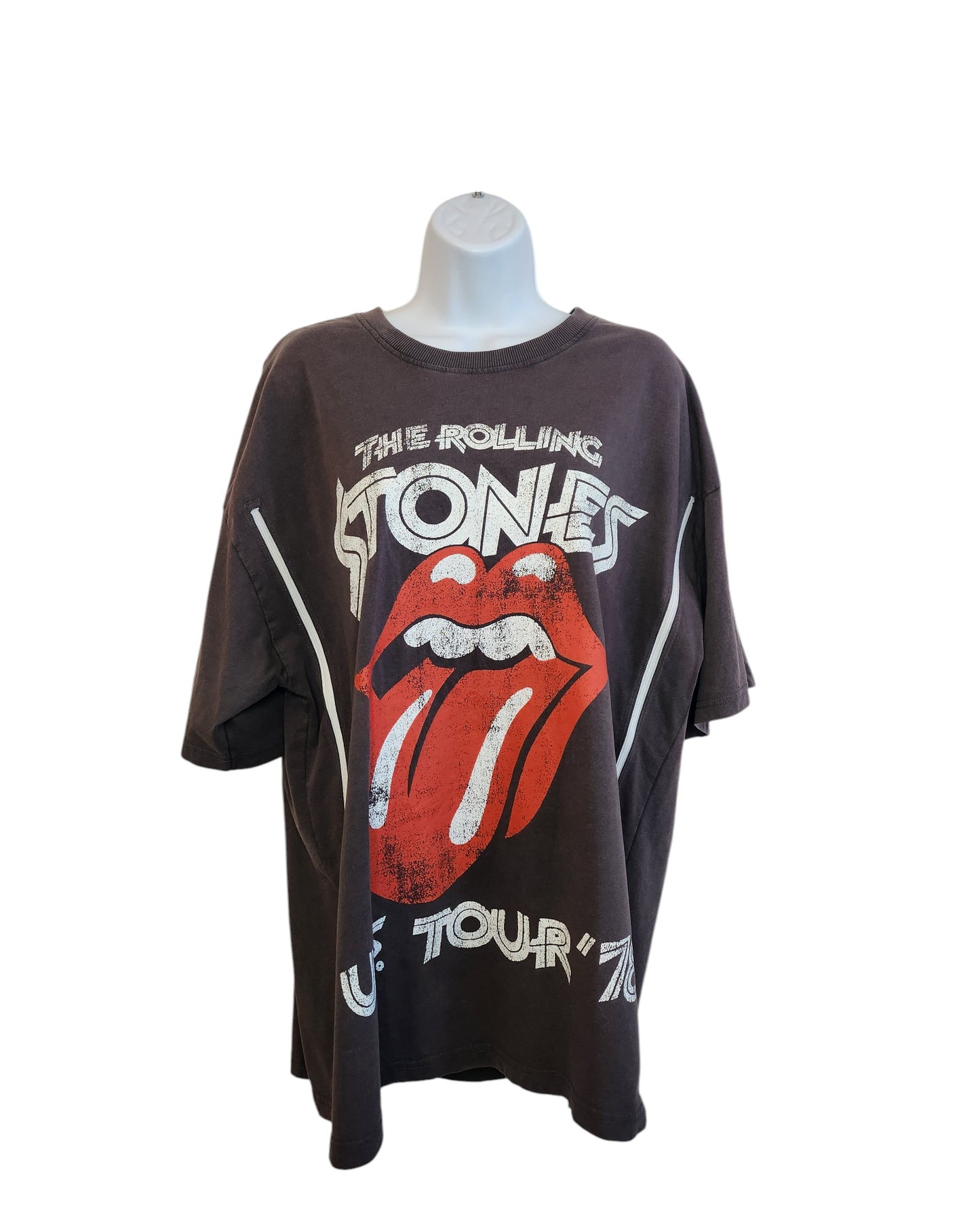 An upcycled grey/white Primark The Rolling Stones T-shirt (size M) for breastfeeding and pumping features the iconic band’s logo, merging rock style with eco-friendly, nursing-friendly fashion.