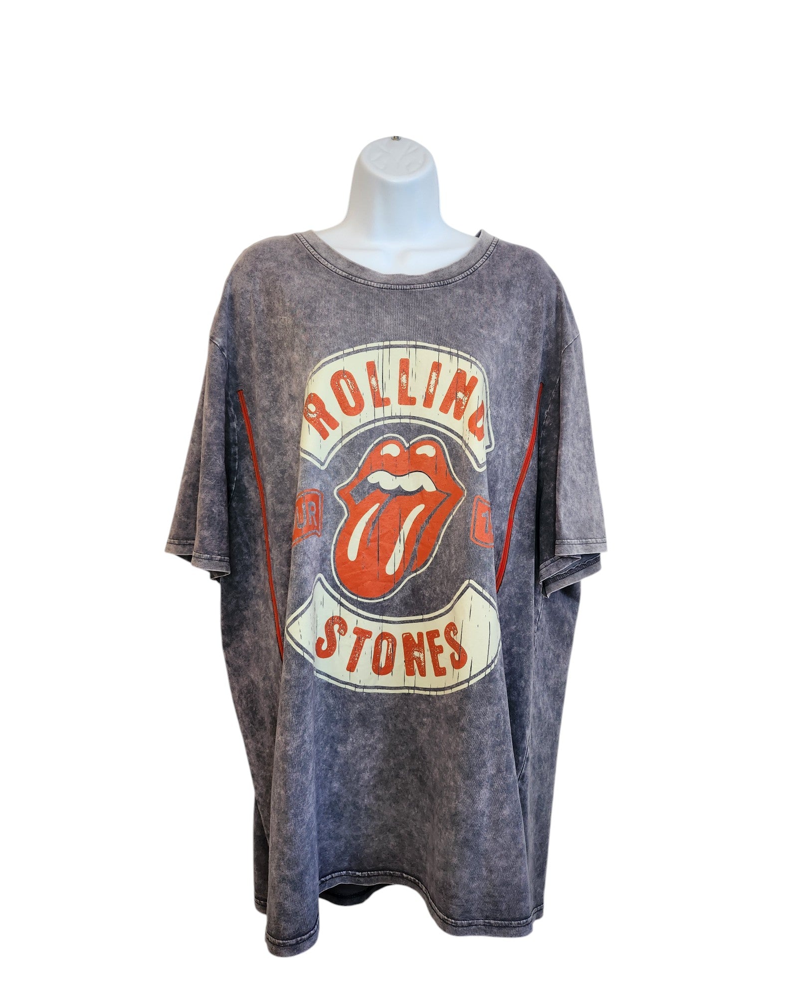 This eco-friendly touched out mama Upcycled Breastfeeding & Pumping Grey/Red The Rolling Stones t-shirt in 4XL, displayed on a mannequin, features a vintage-style logo with lips and tongue alongside the words Rolling Stones in red and white, ensuring sustainability with iconic style.