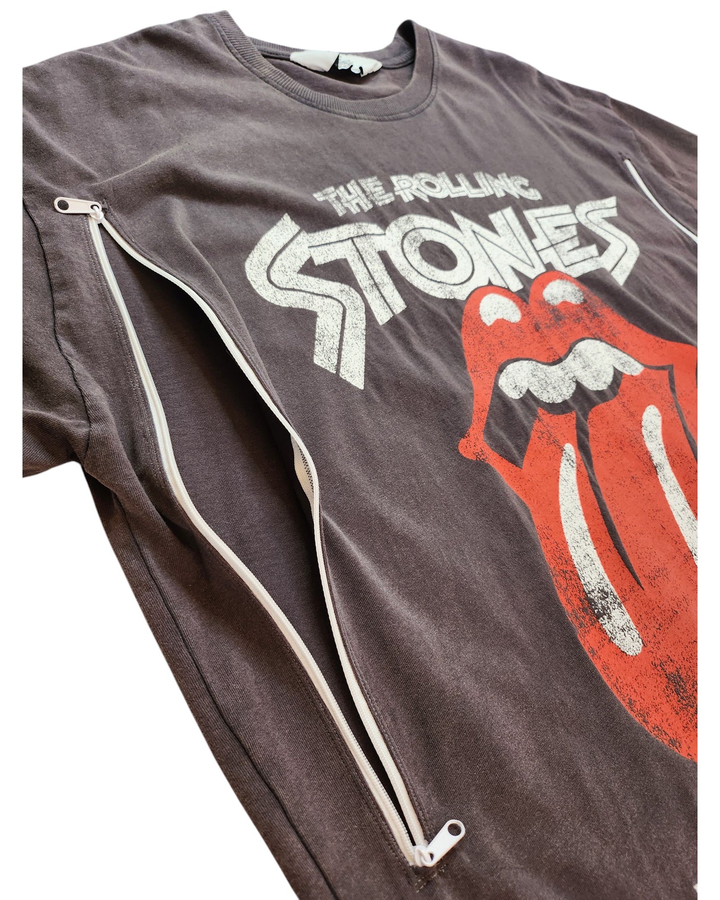 The Primark Upcycled Breastfeeding & Pumping Grey/White The Rolling Stones t-shirt (M) features the iconic band logo with a red tongue and side zippers for easy nursing—a stylish, functional choice for breastfeeding moms.