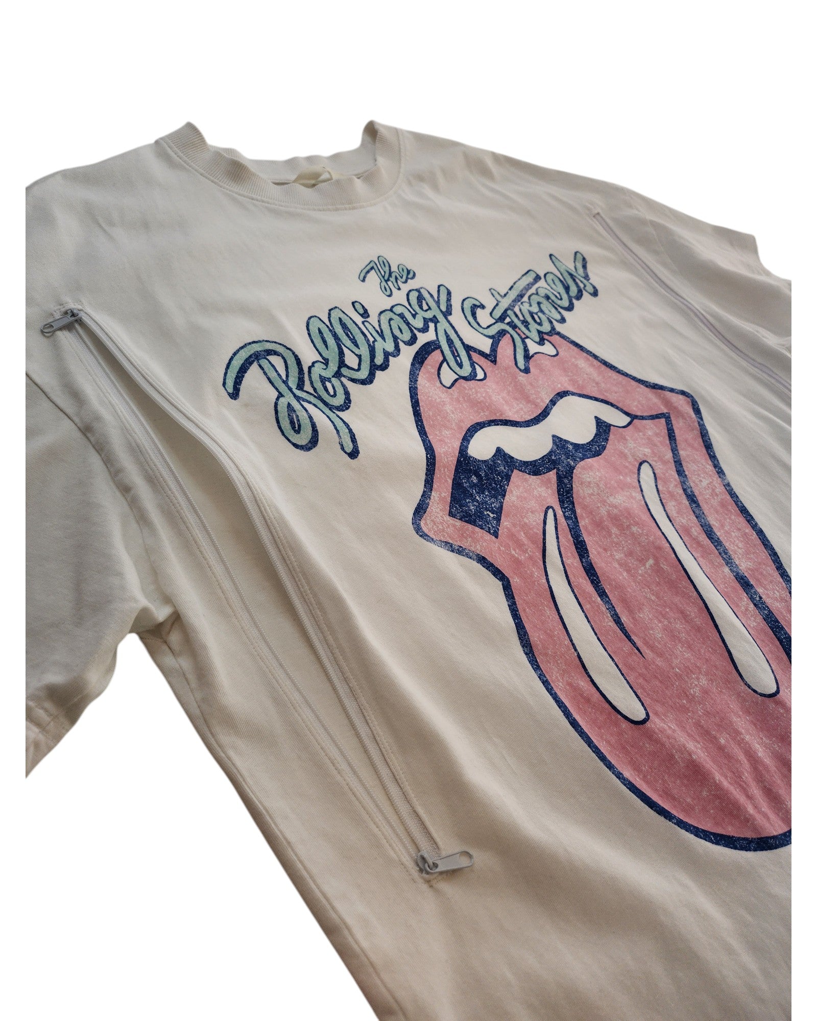 The H&M Upcycled Breastfeeding & Pumping White/Blue Rolling Stones Band T-shirt (L) features faded tongue and lips graphics plus vertical front zippers for easy nursing, combining style and functionality.