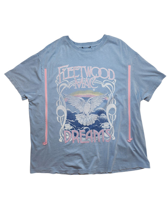 Upcycled New Look light blue breastfeeding & pumping T-shirt (UK18) featuring a retro “Fleetwood Mac Dreams” eagle and clouds graphic. This preloved piece brings vintage charm to any nursing wardrobe.