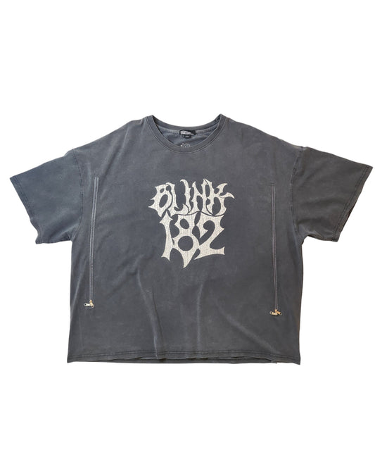 The Boohoo Upcycled Breastfeeding & Pumping Blink 182 Band T-shirt L is a black short-sleeve tee with a white Blink 182 logo and vertical zippers near the hem—ideal for nursing moms who want an edgy, upcycled look.
