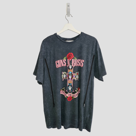 A preloved New Look Upcycled Breastfeeding & Pumping Grey Roses Cross Guns N Roses Band t-shirt (UK14) features the bands logo, skull cross design, and Appetite for Destruction album title.