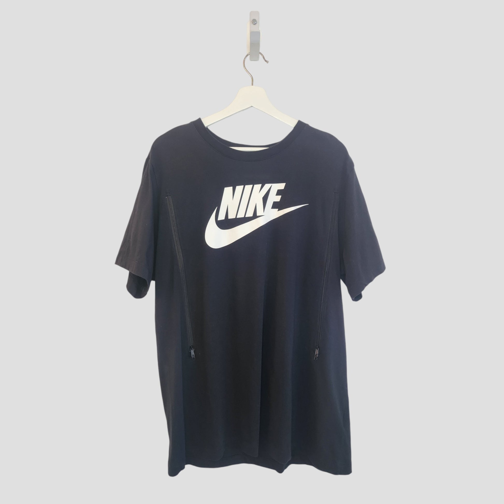 An upcycled Nike t-shirt in black/white (XL, 100279) with classic tick logo—ideal for breastfeeding or pumping. A sustainable and stylish pick for your casual wardrobe.