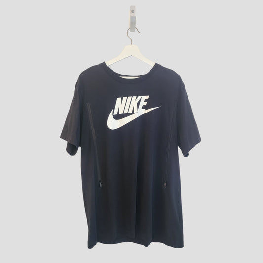 An upcycled Nike t-shirt in black/white (XL, 100279) with classic tick logo—ideal for breastfeeding or pumping. A sustainable and stylish pick for your casual wardrobe.