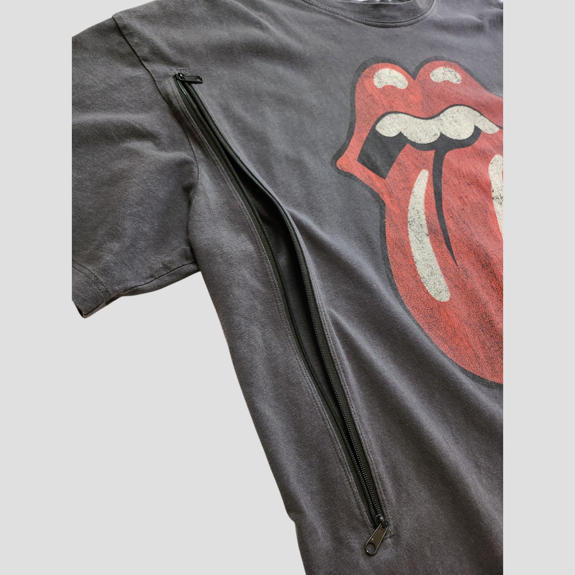 The H&M Upcycled Breastfeeding & Pumping Grey/Red The Rolling Stones T-shirt (L, 100297) features a bold mouth-and-tongue graphic and zipper, offering edgy, eco-friendly maternity style.