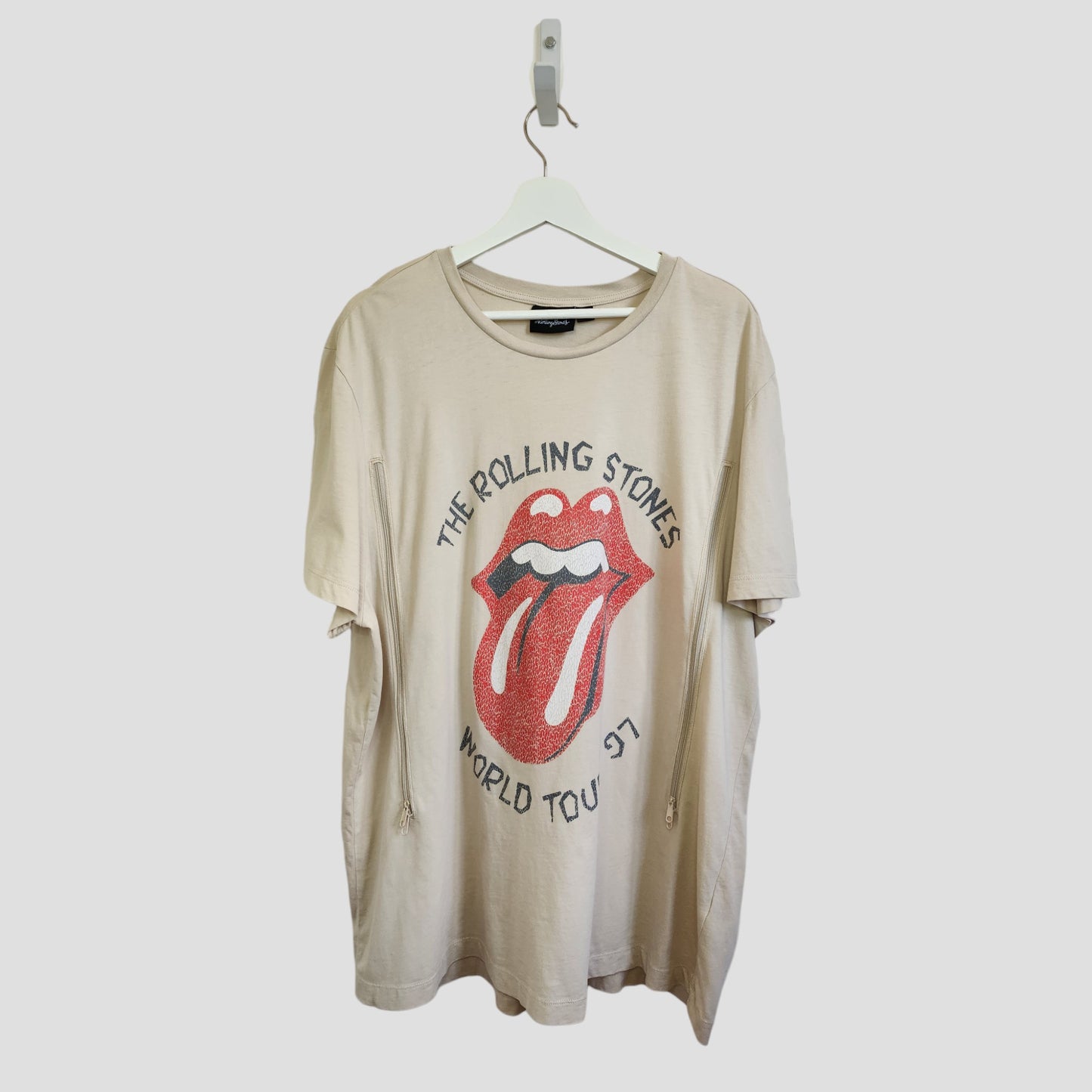 Primark’s Upcycled 2XL Beige/Red The Rolling Stones Band T-shirt (100305) features the iconic tongue logo, now reimagined as eco-friendly nursing and pumping wear for stylish, sustainable moms.