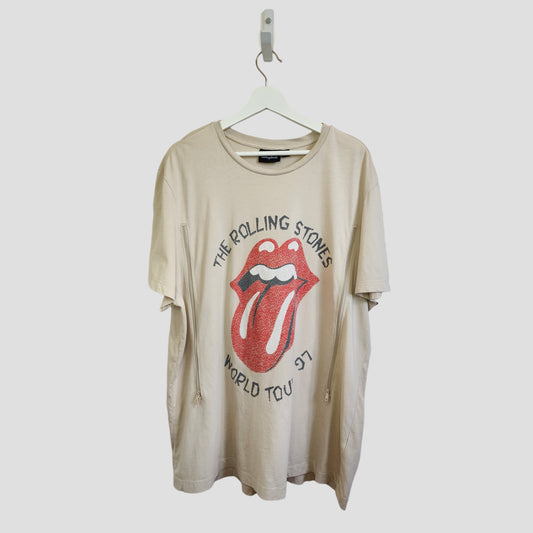 Primark’s Upcycled 2XL Beige/Red The Rolling Stones Band T-shirt (100305) features the iconic tongue logo, now reimagined as eco-friendly nursing and pumping wear for stylish, sustainable moms.