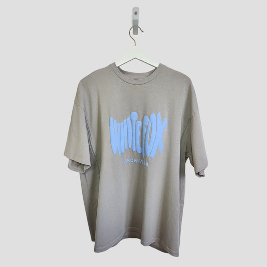 The Upcycled Breastfeeding & Pumping Grey/Light Blue White Fox t-shirt L (100307) features bold, wavy light blue “WHITE FOX ARCHIVE 1.0” text—perfect for stylish, eco-friendly nursing or pumping needs.