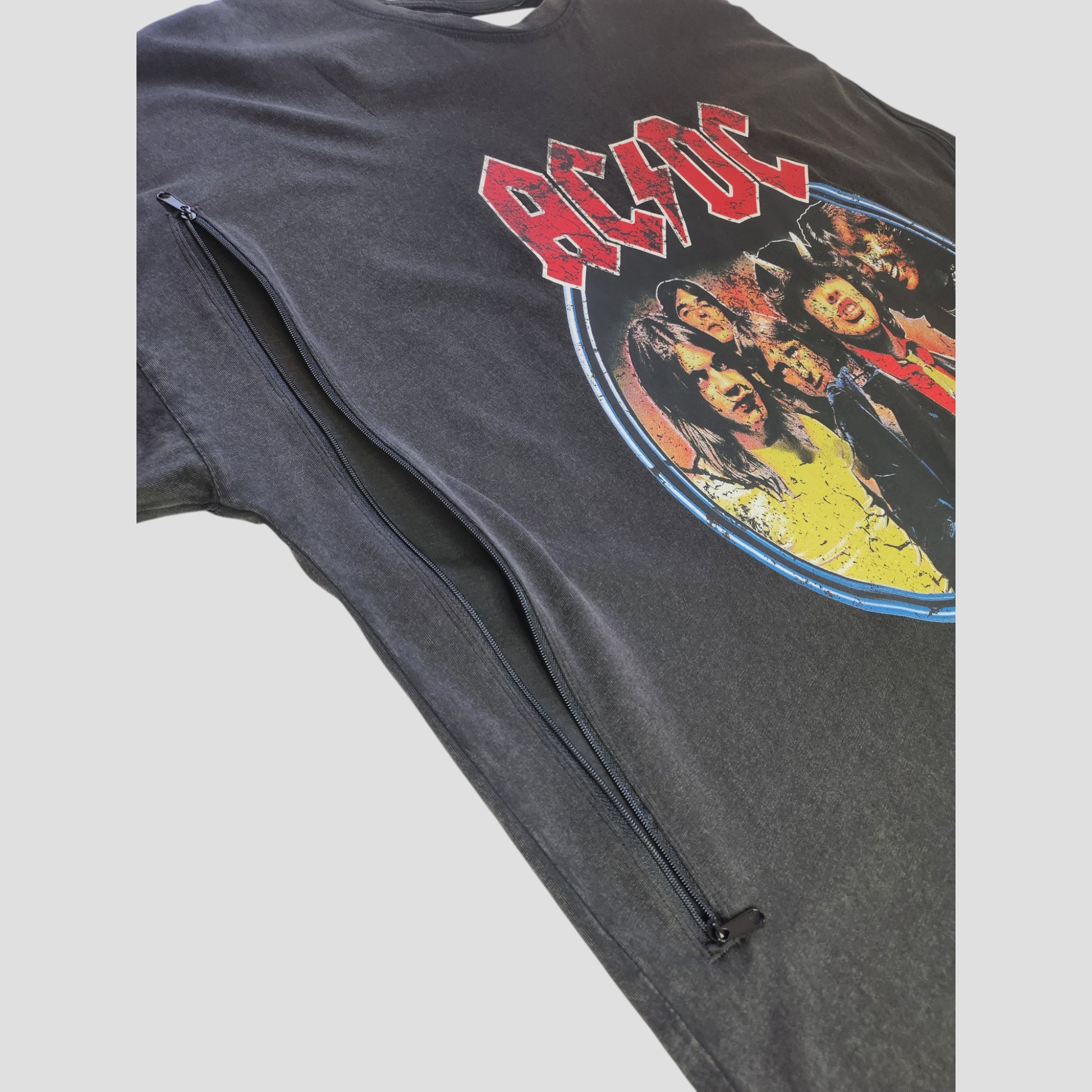 The Primark Upcycled Breastfeeding & Pumping AC/DC Faces Band Oversized T-Shirt Dress L (100245) features a black design, bold band graphic, and side diagonal zipper—an eco-friendly, rock-inspired choice for maternity or nursing wear.