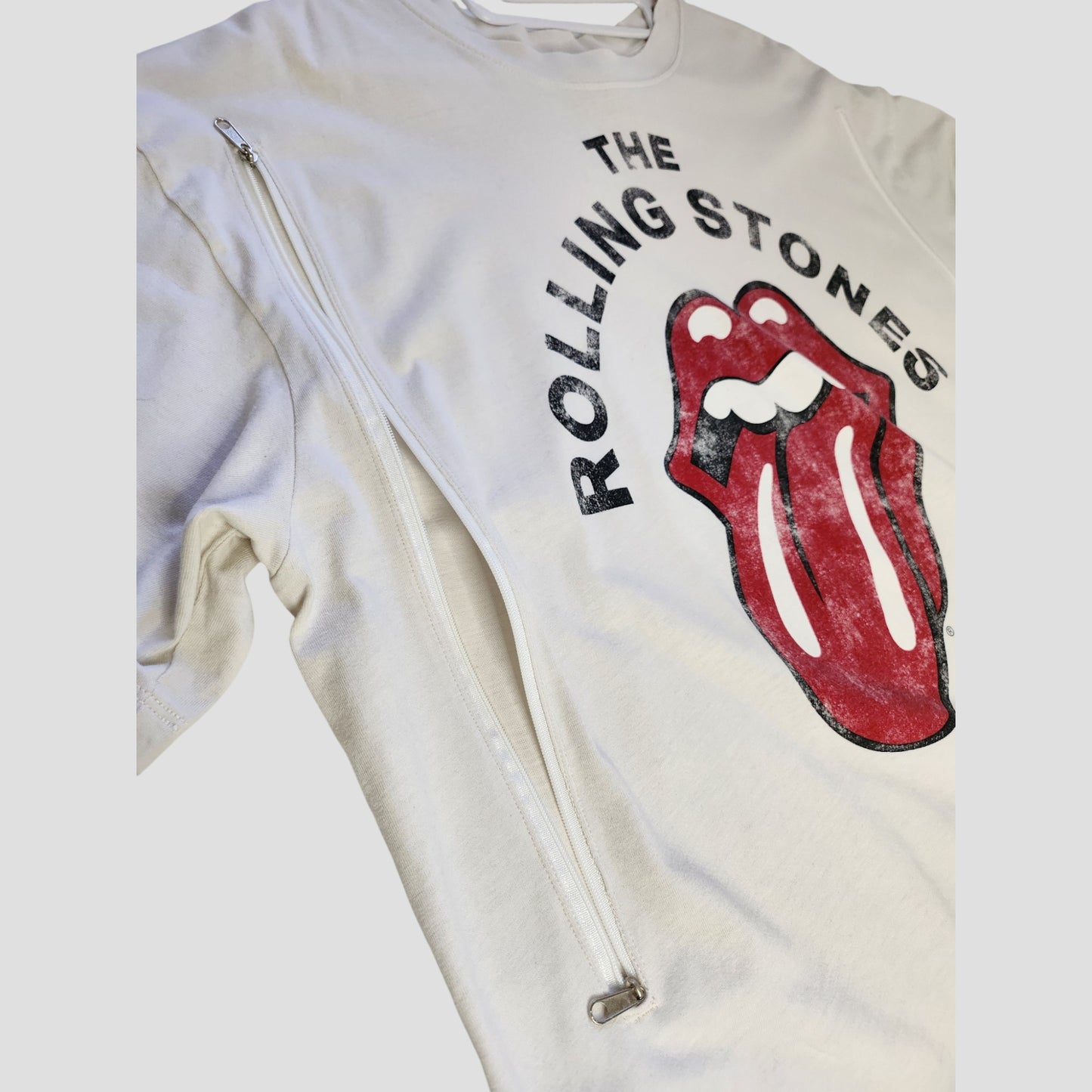 The H&M Upcycled Breastfeeding & Pumping Cream/Red The Rolling Stones Band T-shirt (L) features the iconic logo and is designed as eco-friendly nursing wear for stylish moms.