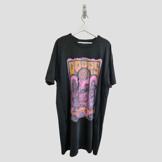 This Primark upcycled oversized t-shirt dress (M, UK12/14) features The Doors’ psychedelic yellow lettering and purple art—a stylish, affordable preloved breastfeeding & pumping-friendly choice for music-loving moms.