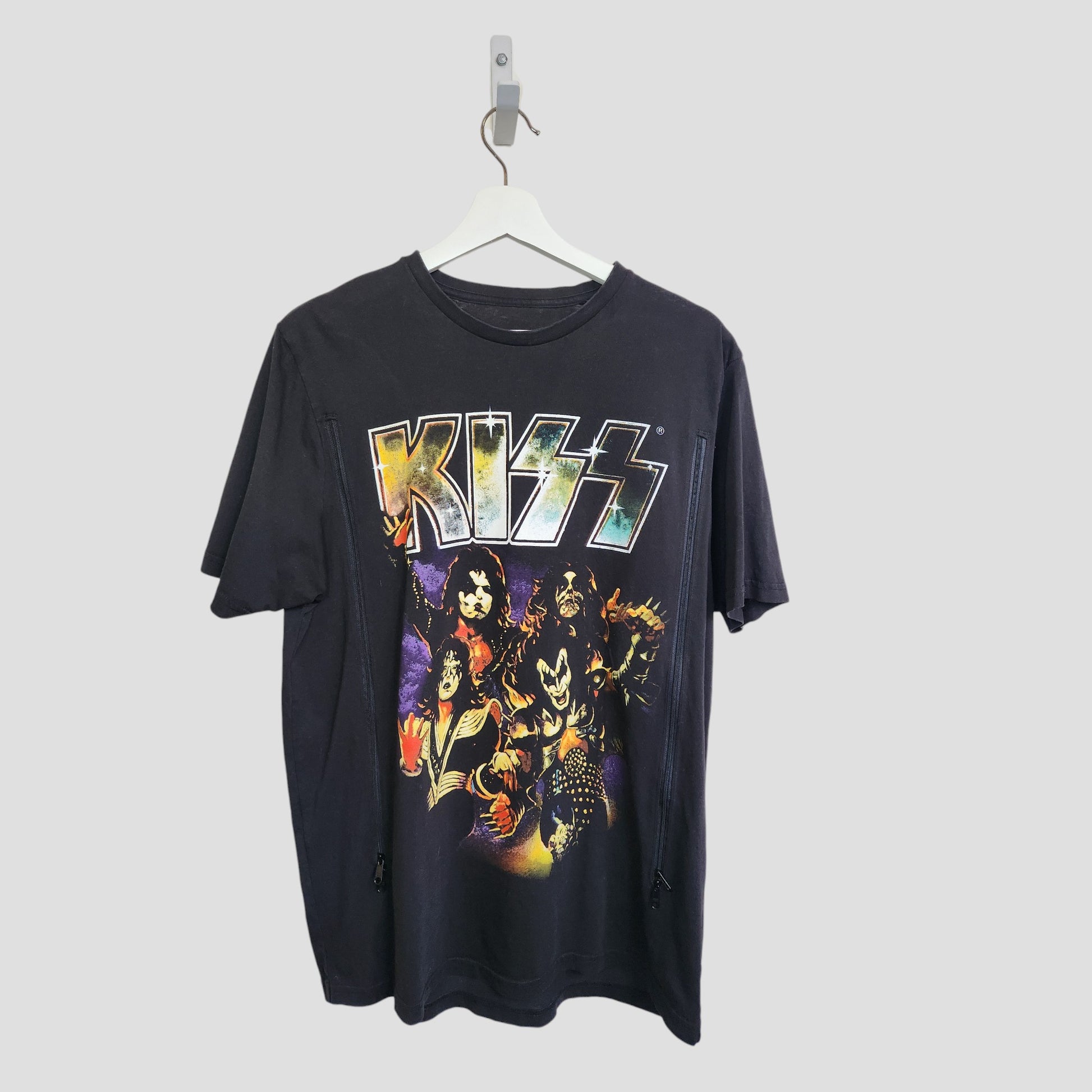 The KISS Upcycled Breastfeeding & Pumping Black Faces Band t-shirt (XL, 100303) features a colorful graphic of the band’s members and logo, made eco-friendly from upcycled materials for nursing moms.