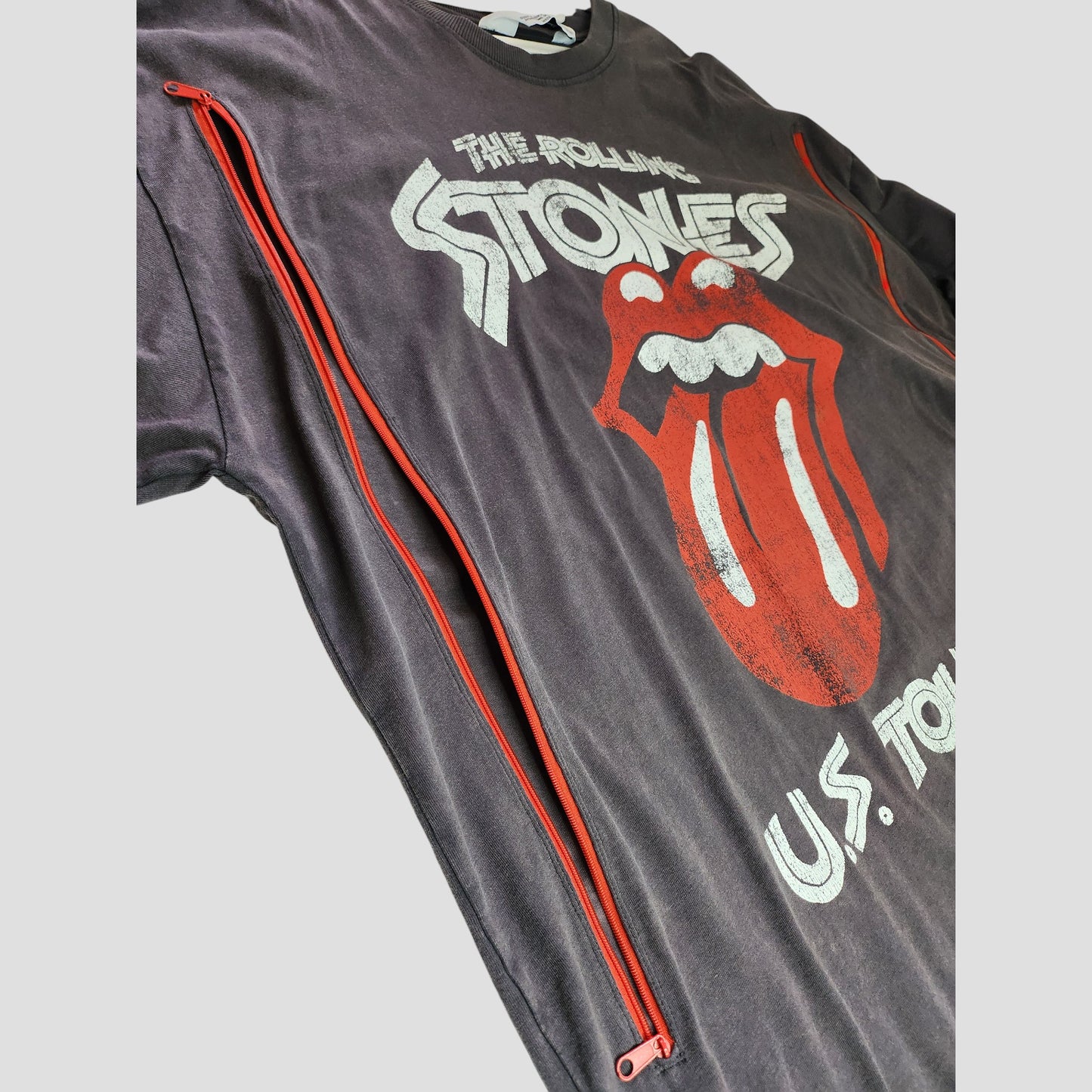 The Primark Upcycled Breastfeeding & Pumping The Rolling Stones US Tour Band t-shirt (XL, UK18/20) features the band’s name and tongue logo with two red zippers on each side for easy, eco-friendly nursing access.