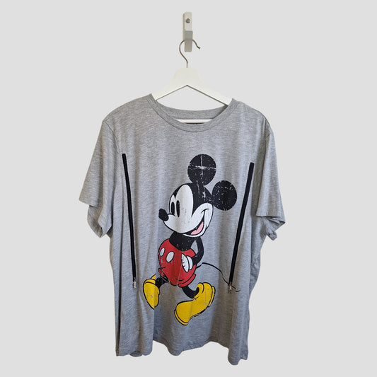 This upcycled Primark XXL light grey Mickey Mouse T-shirt (UK22/24) features a vintage graphic and is ideal for breastfeeding and pumping—an eco-friendly choice for lovers of preloved clothing.