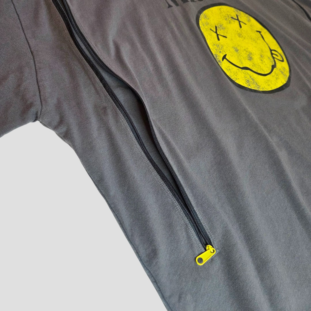 The Primark Upcycled Breastfeeding & Pumping Grey Nirvana Yellow Smile Band t-shirt (2XL, UK22/24) features a yellow diagonal zipper and bold smiley face—an affordable, stylish nursing wear for breastfeeding moms.
