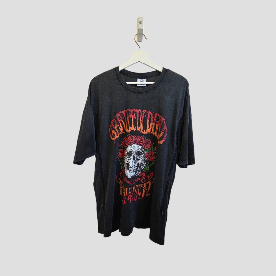 This upcycled Primark Grateful Dead band t-shirt (S, UK10/12) is perfect for nursing or pumping moms who love music, featuring a skull with red roses—an eye-catching and unique addition to your wardrobe.