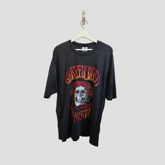 This upcycled Primark Grateful Dead band t-shirt (S, UK10/12) is perfect for nursing or pumping moms who love music, featuring a skull with red roses—an eye-catching and unique addition to your wardrobe.