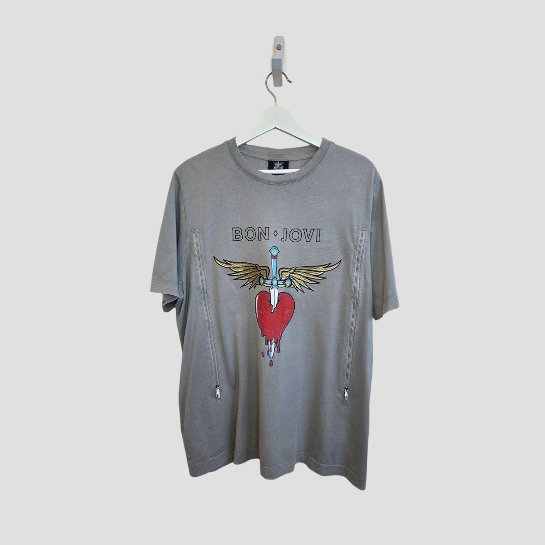 Affordable upcycled grey Bon Jovi band t-shirt (L, Primark), perfect for breastfeeding and pumping. Features red heart with wings and sword graphic, plus BON JOVI text above. Great choice for stylish fans seeking casual wear.