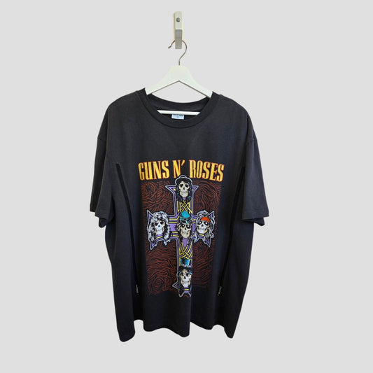 The Primark Upcycled Breastfeeding & Pumping Grey Guns N Roses Cross Band t-shirt (2XL) features a bold cross skull graphic with the band’s name in yellow—a stylish, affordable addition to your nursing wardrobe.
