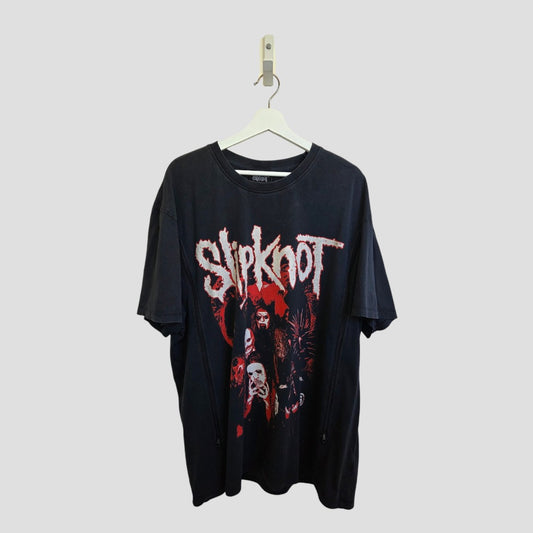 A Primark upcycled breastfeeding & pumping Slipknot band t-shirt (2XL, grey/red, 100456) hangs on a white hanger against a plain light gray background, featuring the band's name in bold red and white with images of band members.